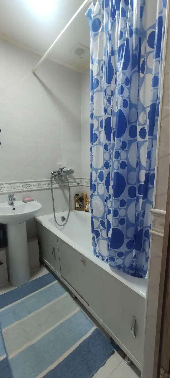 Продается 1-комнатная квартира − 42 м²
