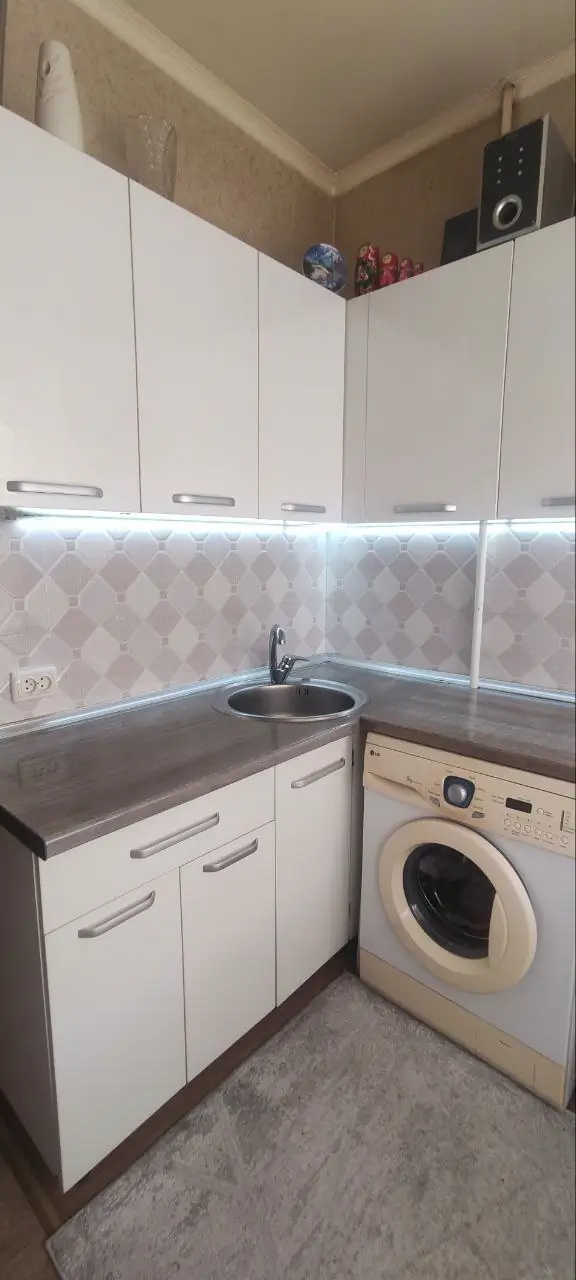 Продается 1-комнатная квартира − 42 м²