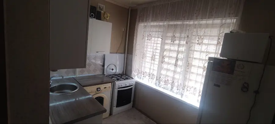 Продается 1-комнатная квартира − 42 м²