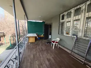 4 xonali kvartira sotiladi − 78 m²