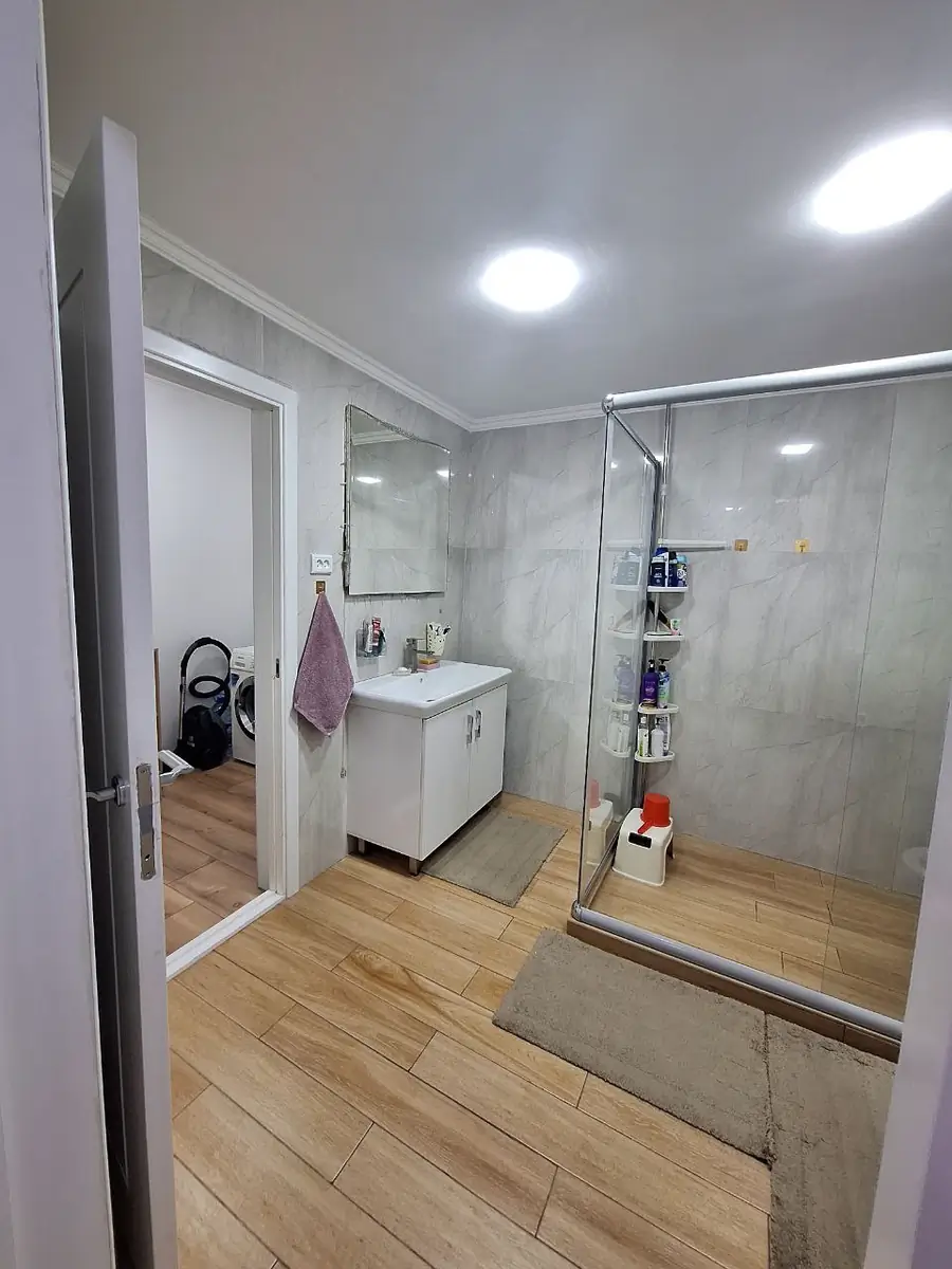 4 xonali kvartira sotiladi − 132 m²