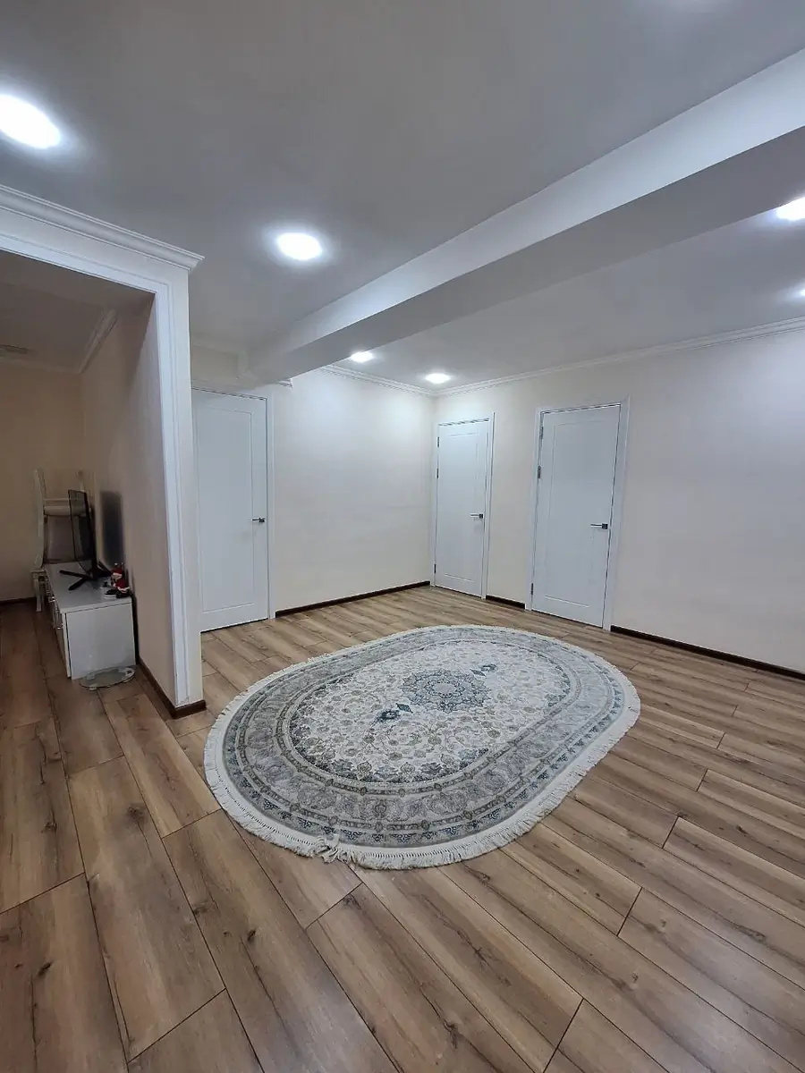 4 xonali kvartira sotiladi − 132 m²