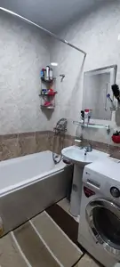 4 xonali kvartira sotiladi − 98 m²