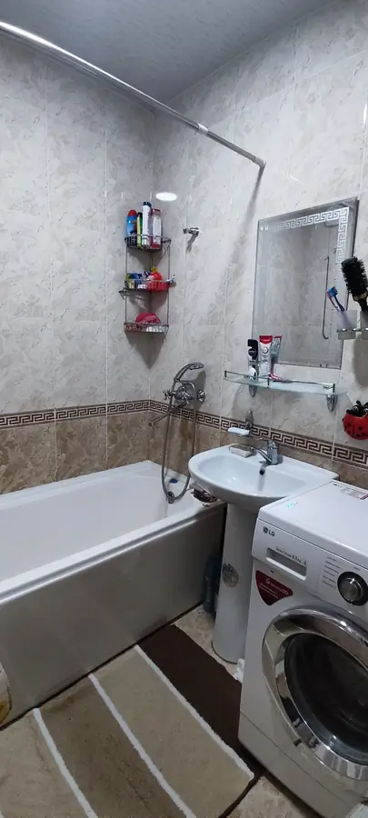4 xonali kvartira sotiladi − 98 m²