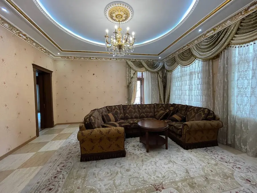 Сдается 2-этажный дом − 330 м²