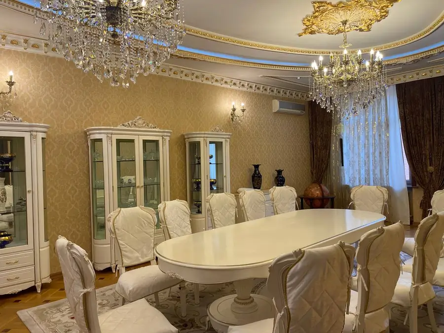 2-этажный дом − 330 м², 5.5 сот.