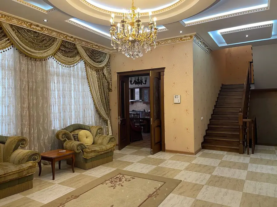 2-этажный дом − 330 м², 5.5 сот.