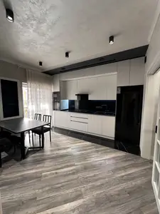 3 xonali kvartira sotiladi − 80 m²
