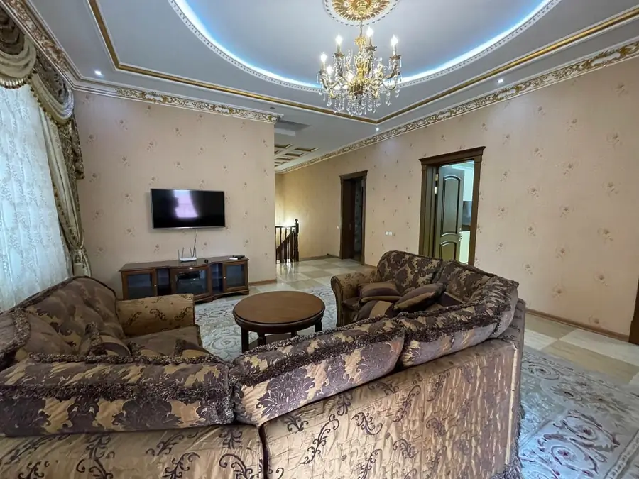 Сдается 2-этажный дом − 330 м²
