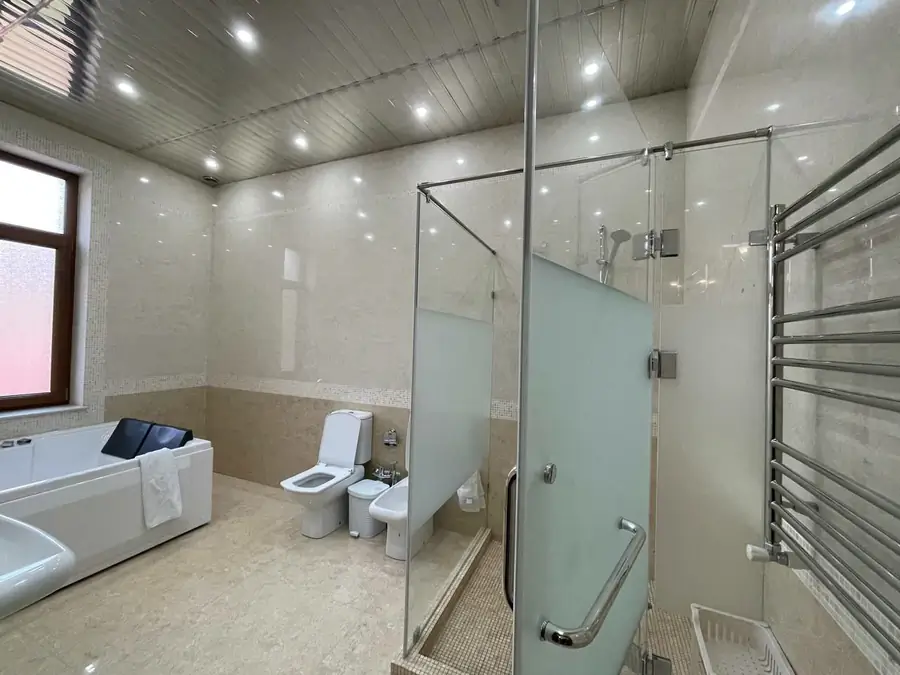 2-этажный дом − 330 м², 5.5 сот.