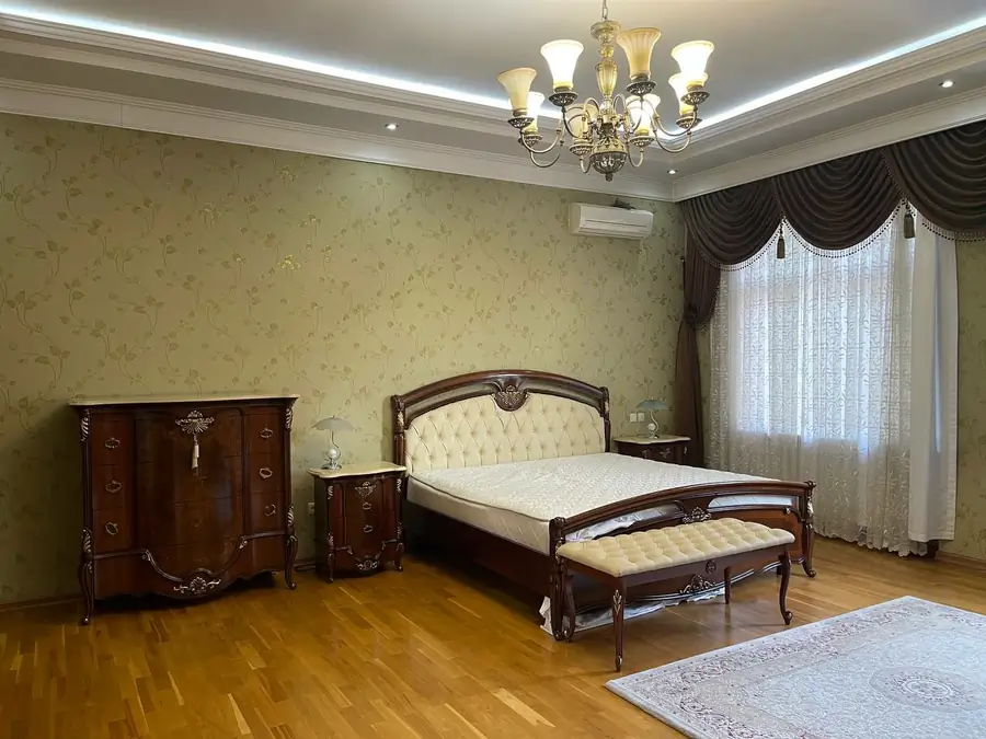 2-этажный дом − 330 м², 5.5 сот.