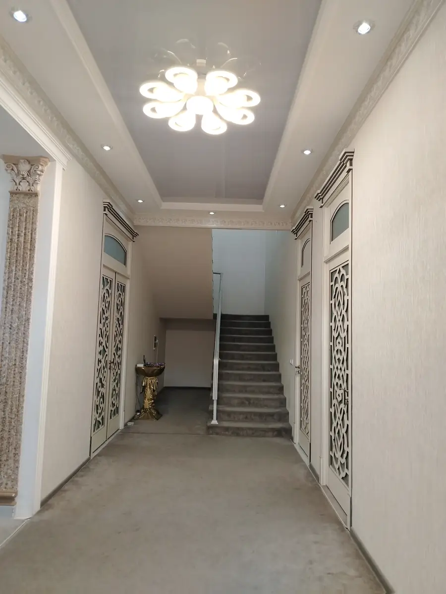 2-этажный дом − 300 м², 3 сот.