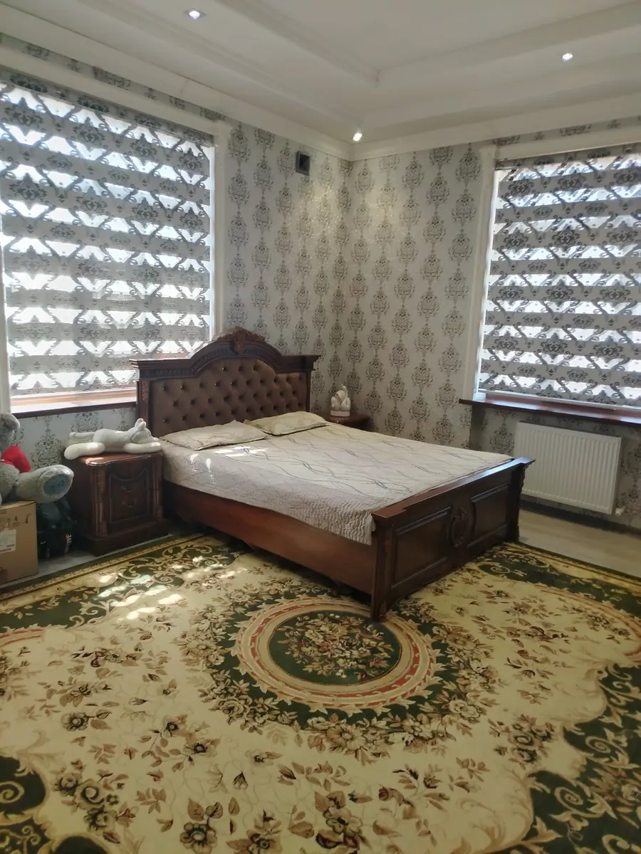 Сдается 2-этажный дом − 300 м²