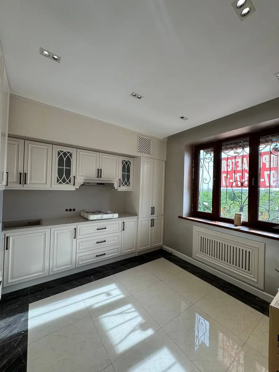3 xonali kvartira sotiladi − 90 m²