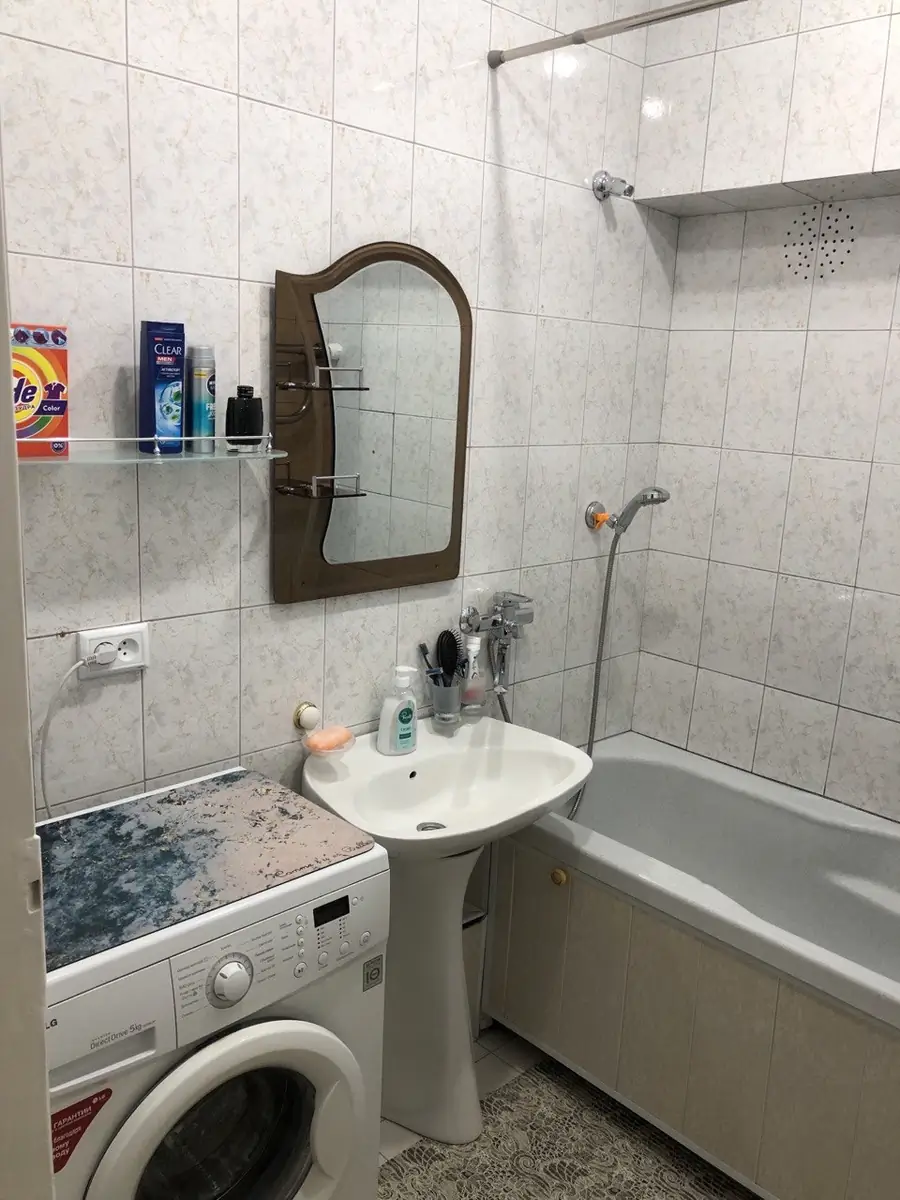 Продается 4-комнатная квартира − 90 м²