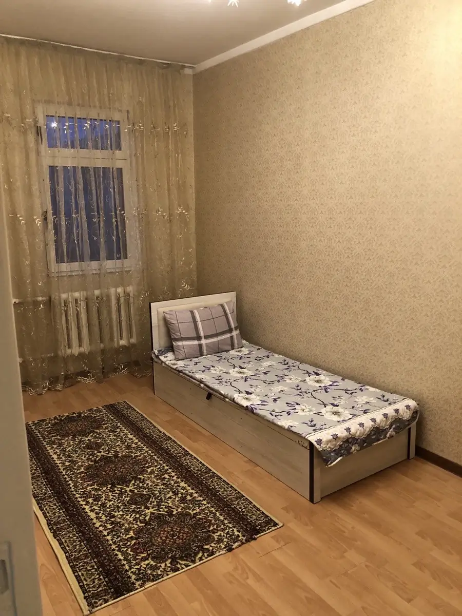 Продается 4-комнатная квартира − 90 м²