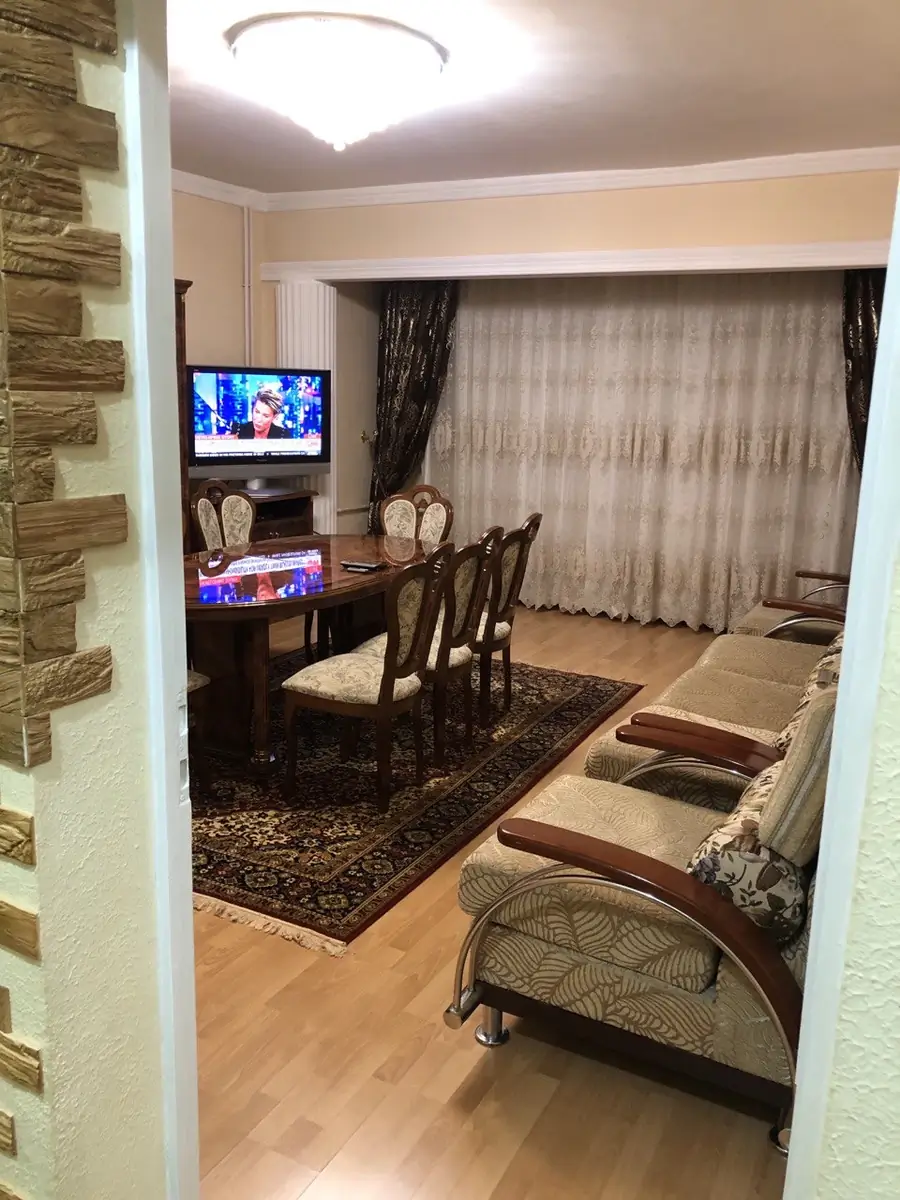 Продается 4-комнатная квартира − 90 м²