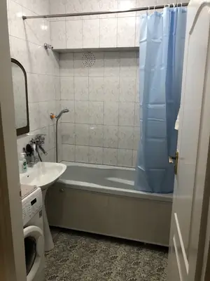 Продается 4-комнатная квартира − 90 м²