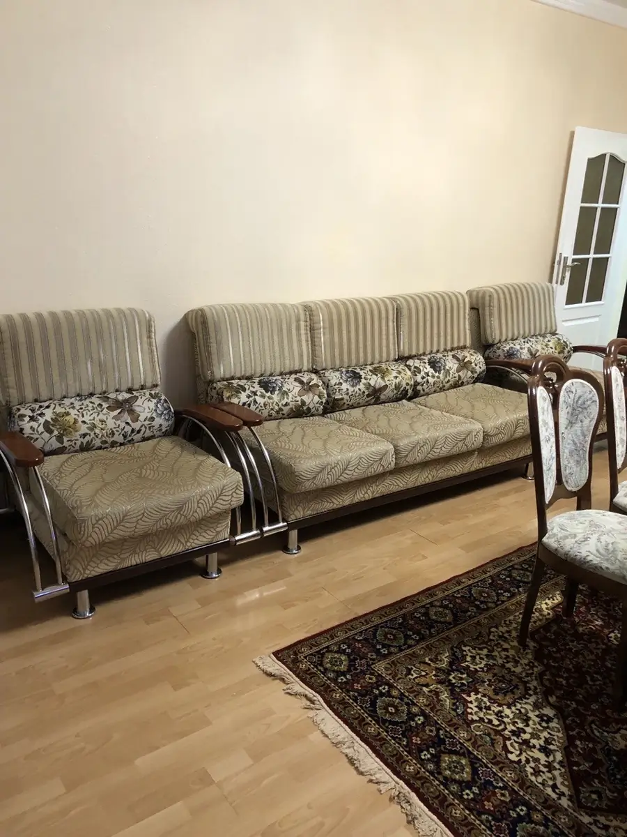 Продается 4-комнатная квартира − 90 м²