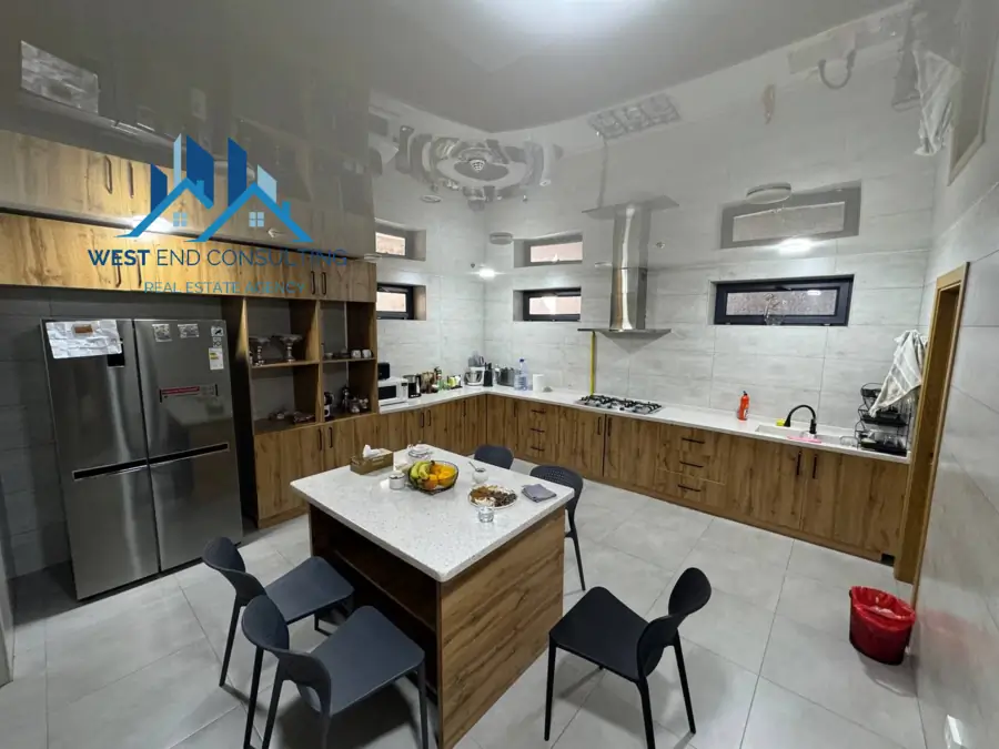 Сдается 3-этажный дом − 450 м²