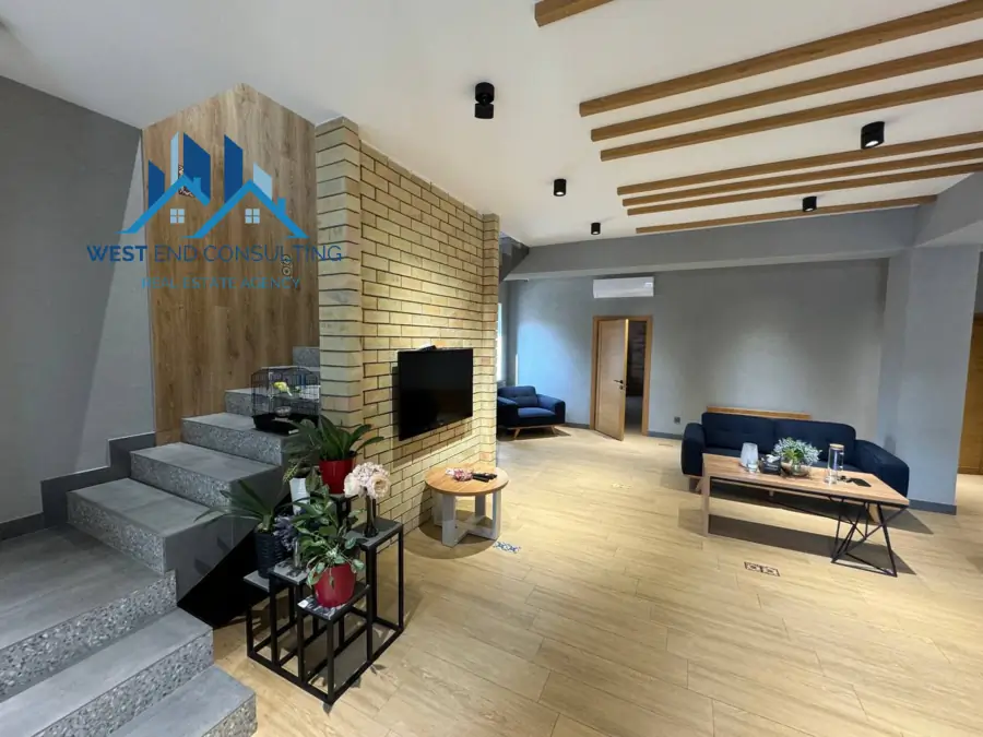 3-этажный дом − 450 м², 3.5 сот.