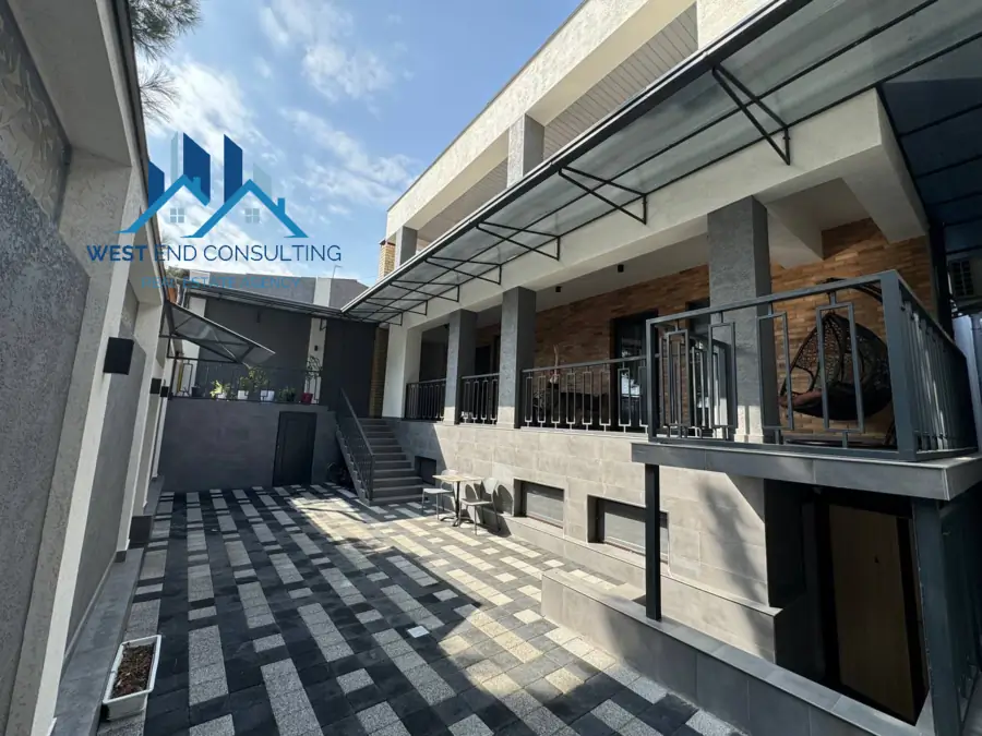 3-этажный дом − 450 м², 3.5 сот.