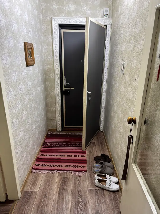 Продается 3-комнатная квартира − 57.6 м²