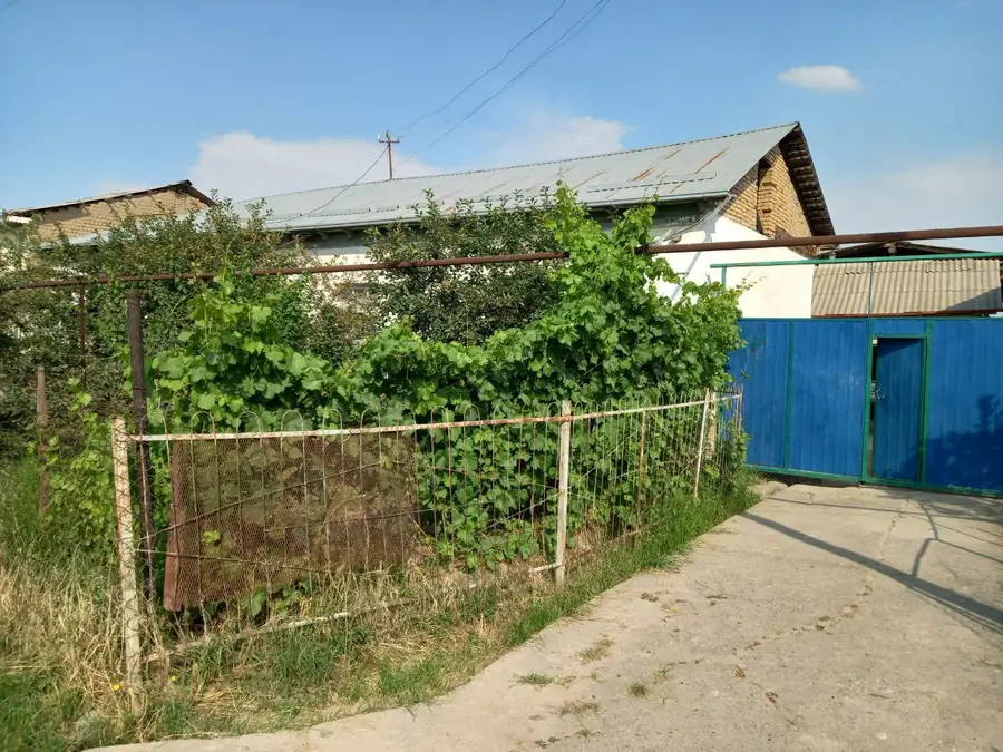 1-этажный дом − 180 м², 12 сот.