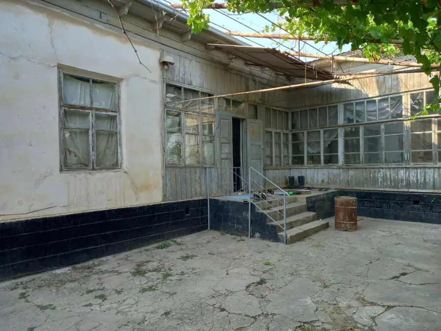1-этажный дом − 180 м², 12 сот.