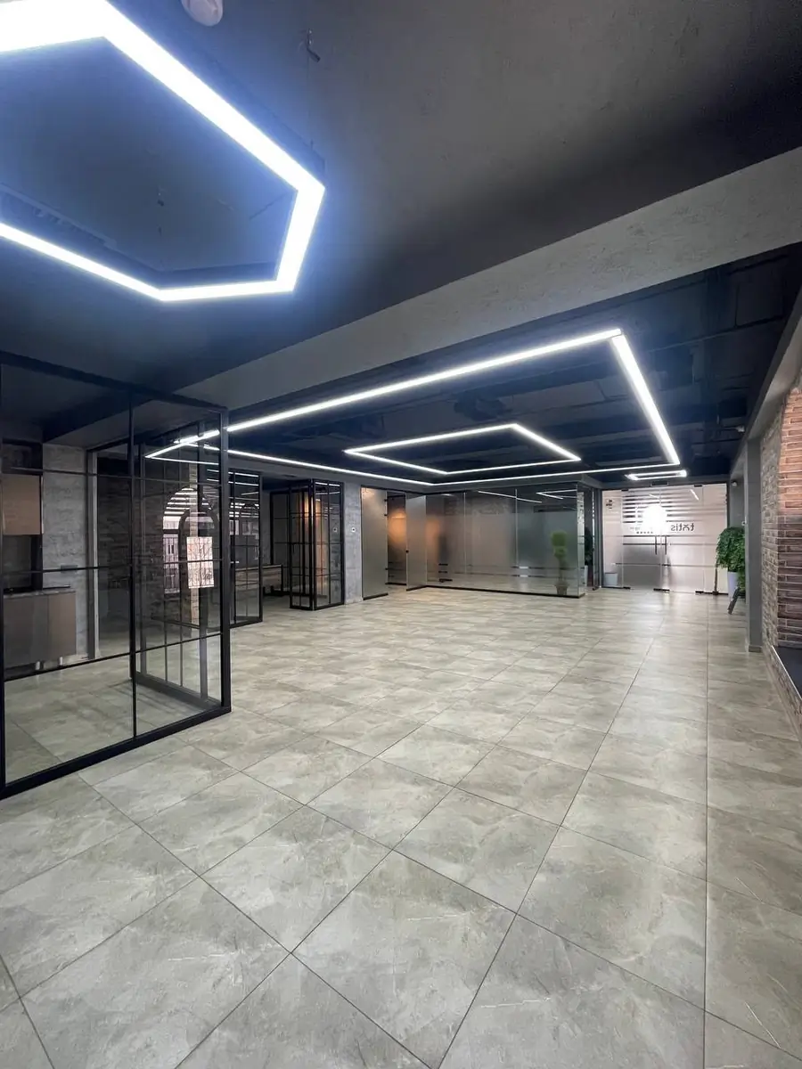 Ofis sotiladi − 100 m²