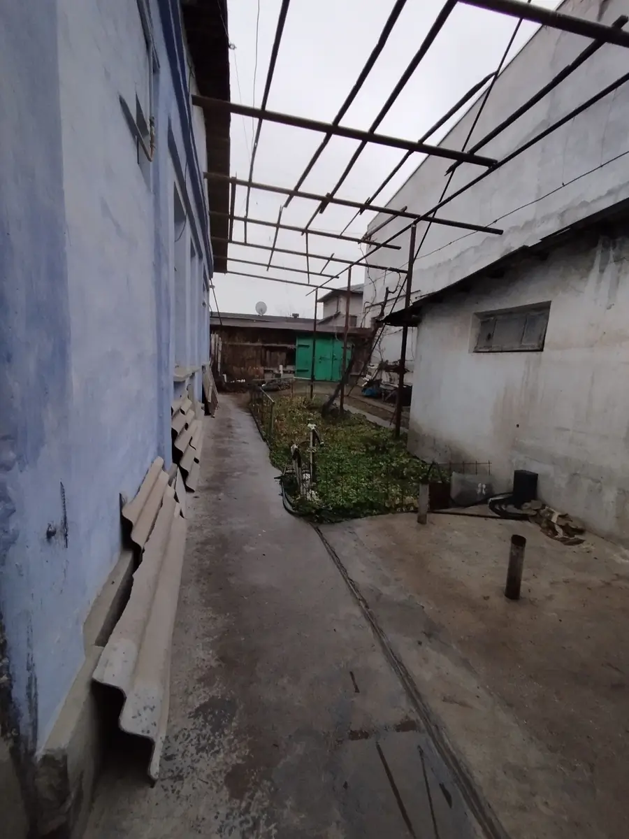 1-этажный дом − 700 м², 7 сот.