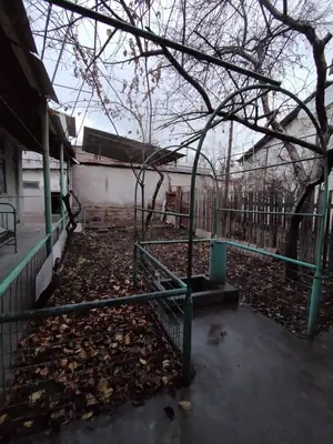 1-этажный дом − 700 м², 7 сот.