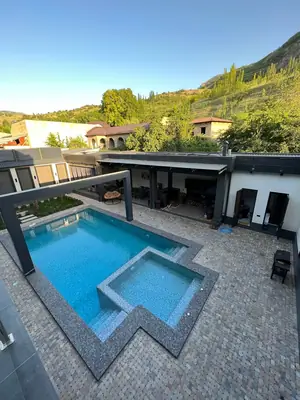2 qavatli uy sotiladi − 650 m²
