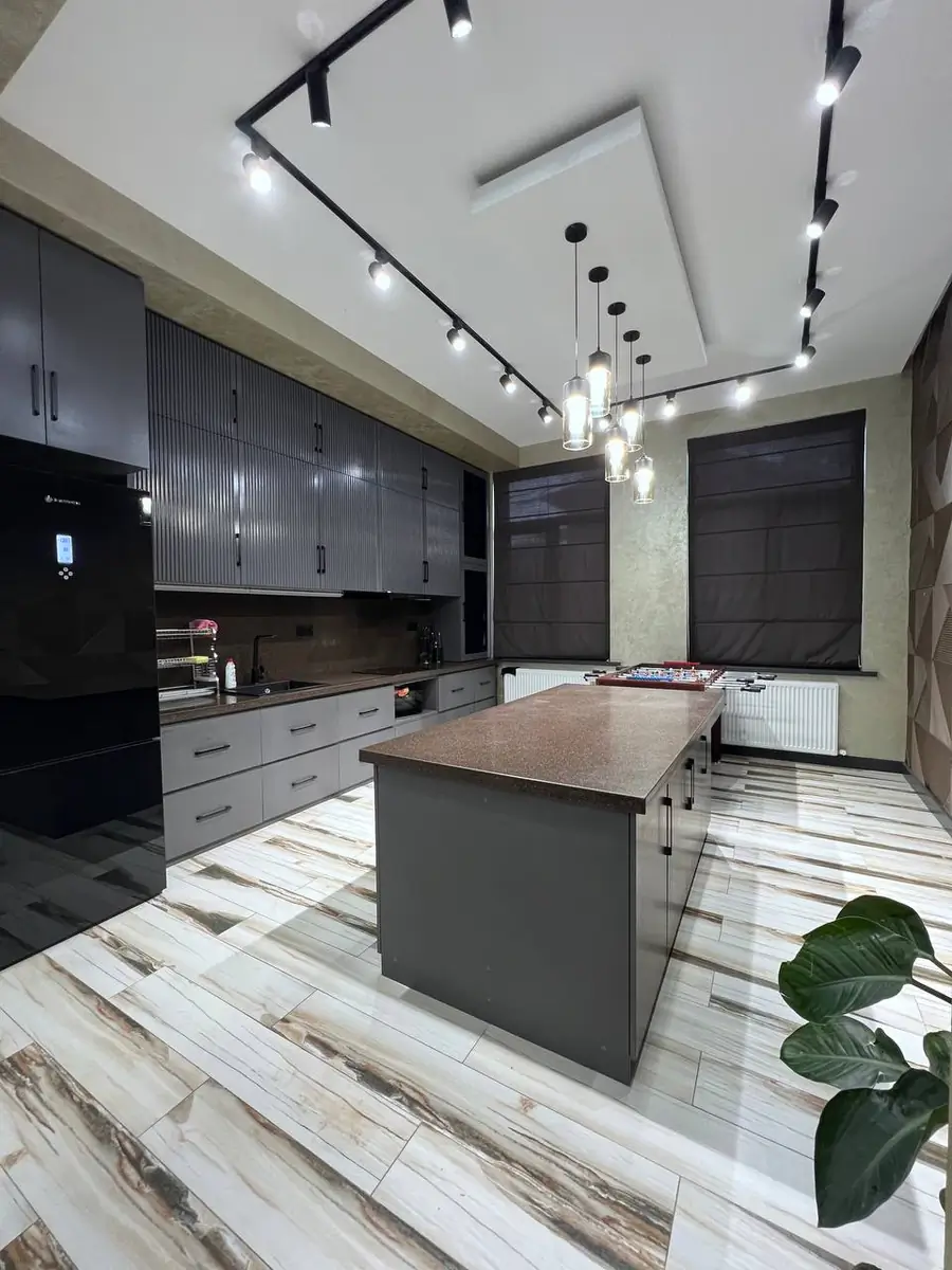 2 qavatli uy sotiladi − 650 m²