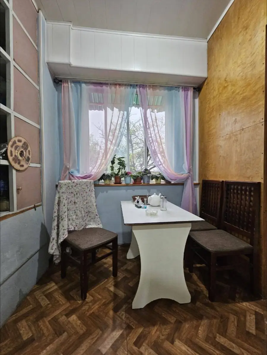 4 xonali kvartira sotiladi − 80 m²