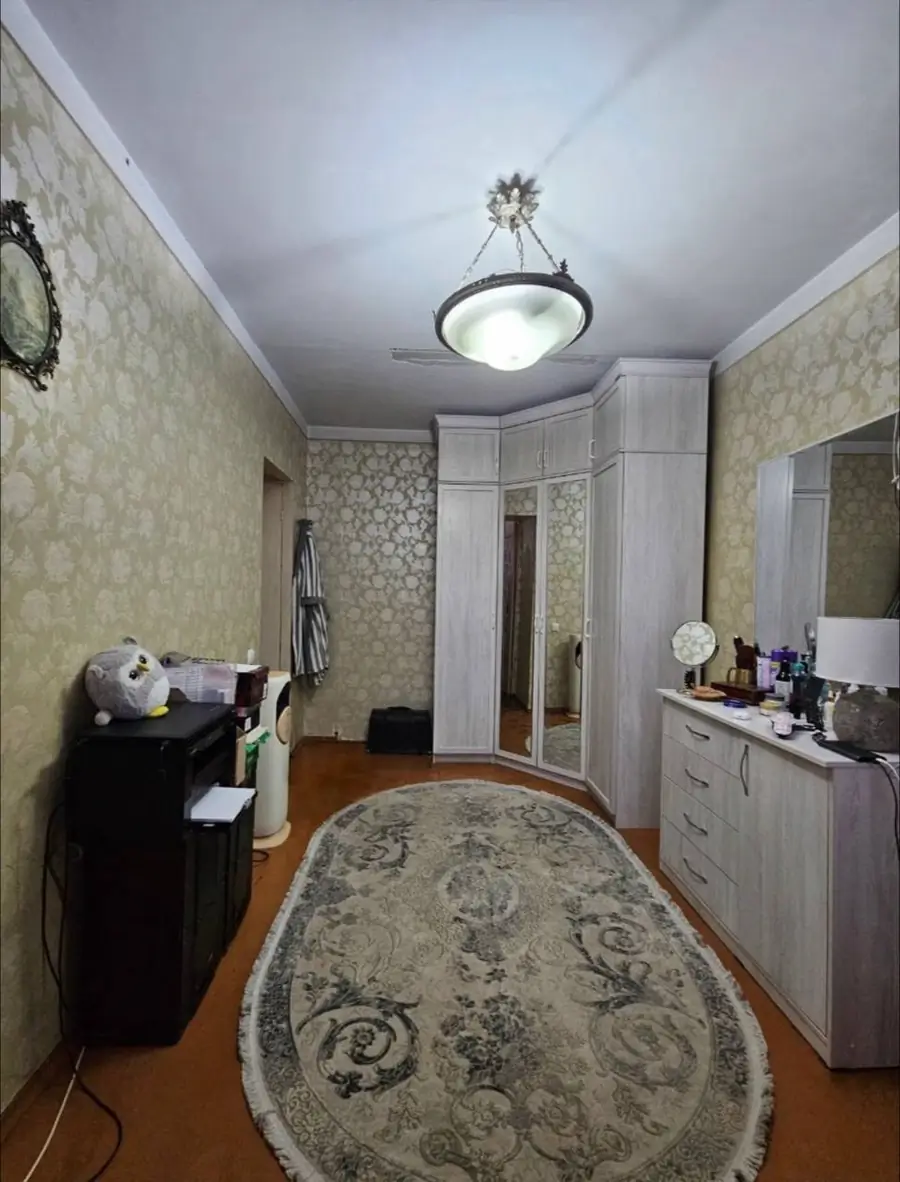 4 xonali kvartira sotiladi − 80 m²