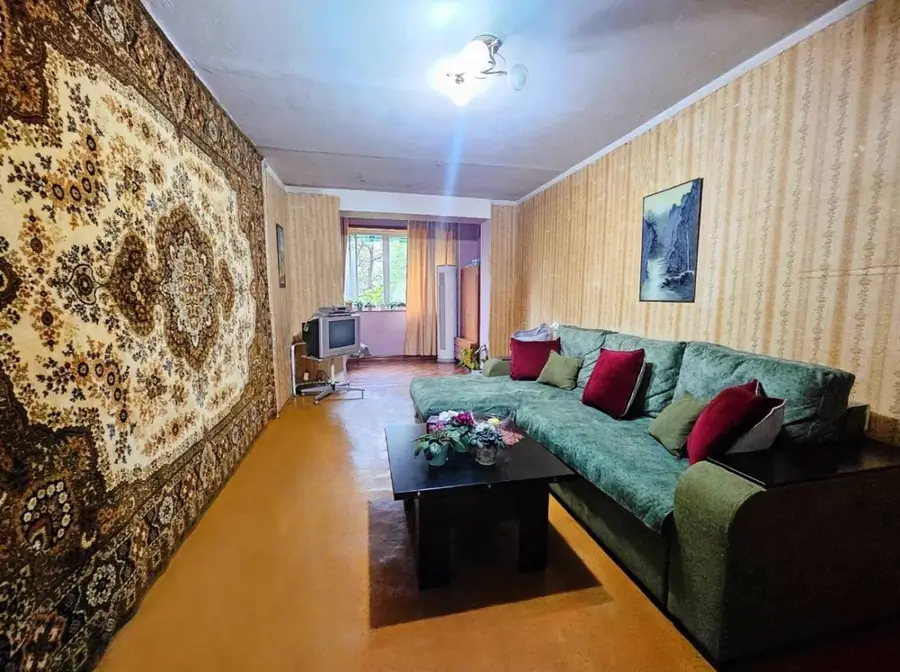 4 xonali kvartira sotiladi − 80 m²