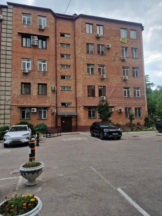 3 xonali kvartira sotiladi − 110 m²