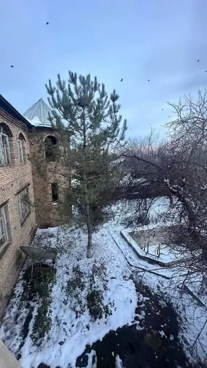 3-этажный дом − 450 м², 10 сот.