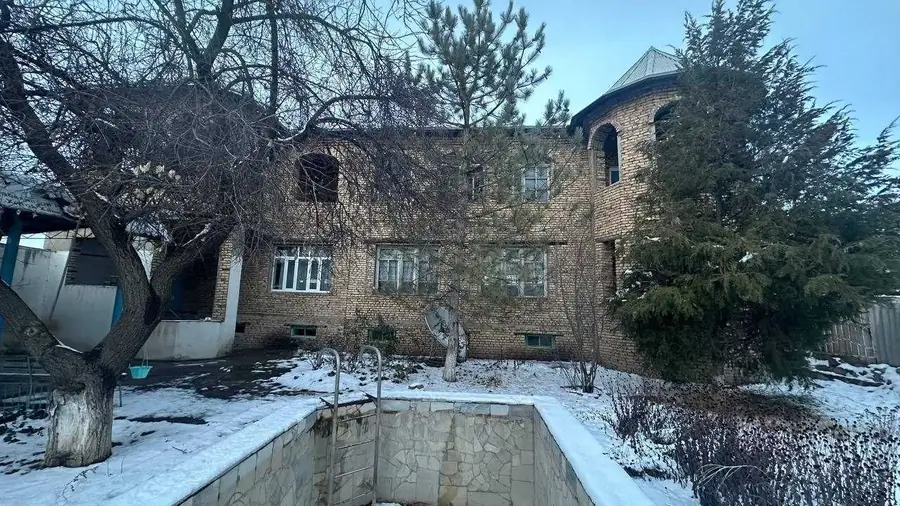 Продается 3-этажный дом − 450 м²