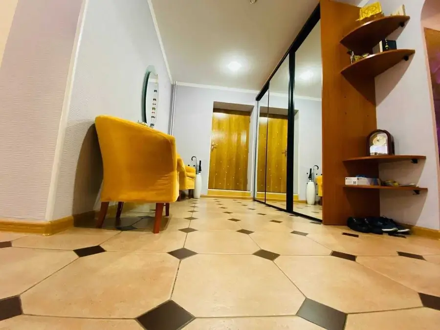 Более 5-комнатная квартира − 400 м², 5/6 этаж