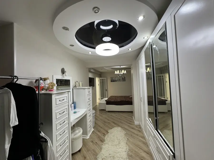 2 xonali kvartira sotiladi − 77 m²