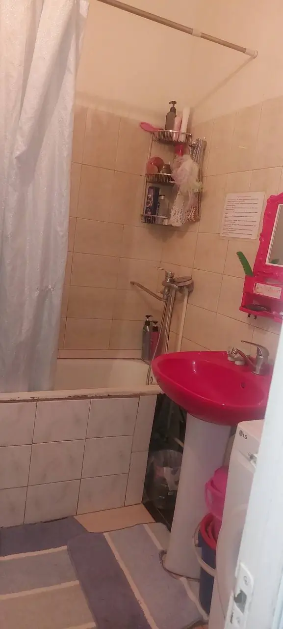 3 xonali kvartira sotiladi − 71 m²