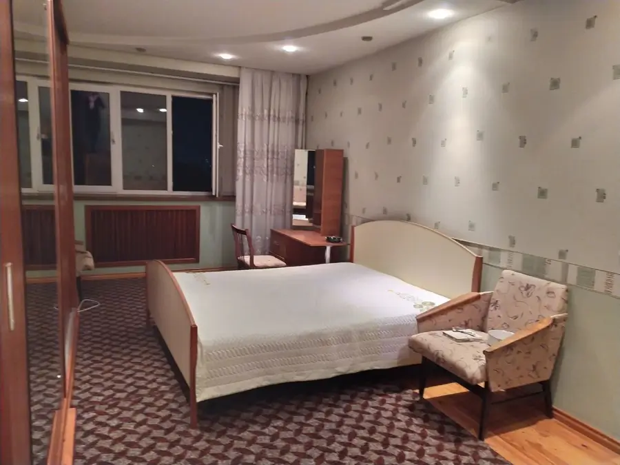 4 xonali kvartira sotiladi − 145 m²