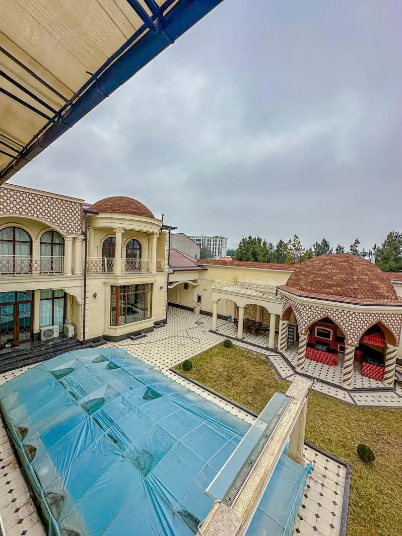 3-этажный дом − 350 м², 12 сот.