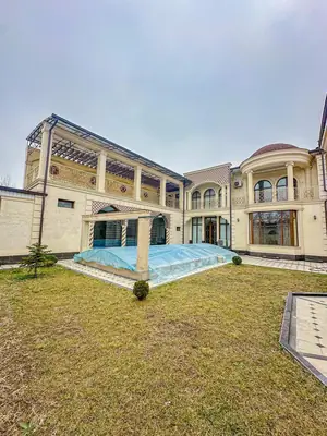 3-этажный дом − 350 м², 12 сот.