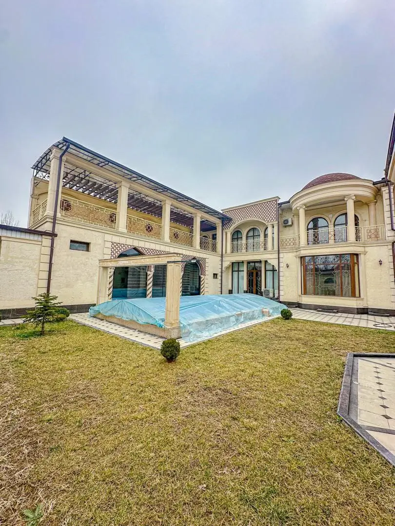 3-этажный дом − 350 м², 12 сот.