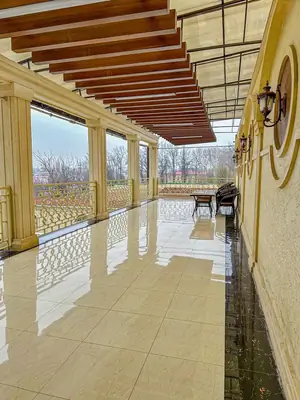 3-этажный дом − 350 м², 12 сот.