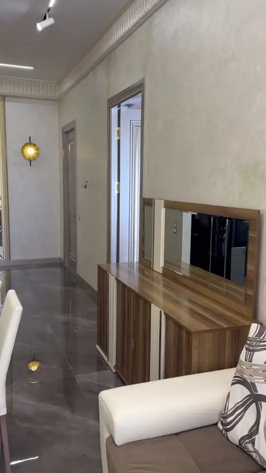 3 xonali kvartira sotiladi − 72 m²