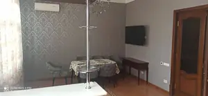 Ijaraga 4 xonali kvartira − 190 m²